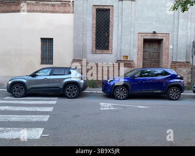 Cremona, Italie - 5 avril 2025 le Jeep Avenger E-Hybrid 2023 : une plongée profonde dans son design élégant, ses options de moteur, ses choix de couleurs d'usine et Perfor Banque D'Images