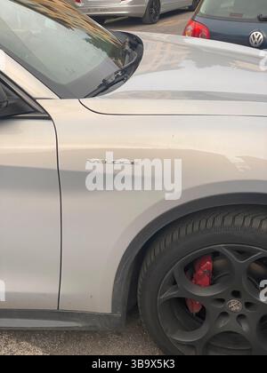 Cremona, Italie - 5 avril 2025 L'élégant argent 2023 Alfa Romeo Stelvio Veloce Un aperçu de l'élégance automobile avec des roues en alliage distinctives Re Banque D'Images