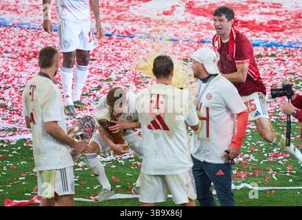 Munich, Allemagne. 10 mai 2025. Thomas Mueller, Müller, FCB 25 Beer Shower Joshua Kimmich, FCB 6 dans le match FC BAYERN München - BORUSSIA Mönchengladbach 2-0 le 10 mai 2025 à Allianz Arena München, Allemagne. Saison 2024/2025, 1.Bundesliga, FCB, Journée 33, 33.Spieltag photographe : Peter Schatz - LA RÉGLEMENTATION DFL INTERDIT TOUTE UTILISATION DE PHOTOGRAPHIES comme SÉQUENCES D'IMAGES et/ou QUASI-VIDÉO - crédit : Peter Schatz/Alamy Live News Banque D'Images