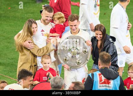 Munich, Allemagne. 10 mai 2025. Lina Meyer, épouse de Joshua KIMMICH, FCB 6 Anna Modler, épouse d'Eric Dier, FCB 15 dans le match FC BAYERN München - BORUSSIA Mönchengladbach 2-0 le 10 mai 2025 à Allianz Arena München, Allemagne. Saison 2024/2025, 1.Bundesliga, FCB, Journée 33, 33.Spieltag photographe : Peter Schatz - LA RÉGLEMENTATION DFL INTERDIT TOUTE UTILISATION DE PHOTOGRAPHIES comme SÉQUENCES D'IMAGES et/ou QUASI-VIDÉO - crédit : Peter Schatz/Alamy Live News Banque D'Images