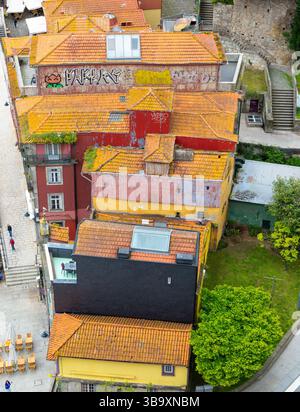Toits de bâtiments historiques dans la région de Ribeira, ville de Porto, Portugal, Europe Banque D'Images