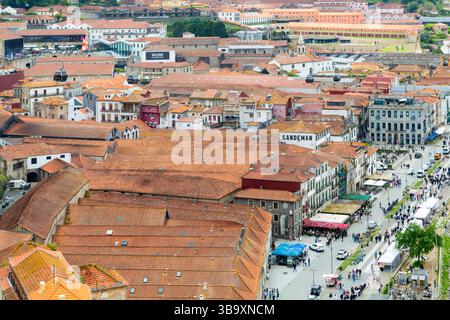 Toits des bâtiments historiques de loges portuaires dans la région de Vila Nova de Gaia, ville de Porto, Portugal, Europe Banque D'Images