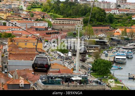 Toits de téléphériques des bâtiments historiques de Lodge portuaire, quartier Vila Nova de Gaia, ville de Porto, Portugal, Europe Banque D'Images