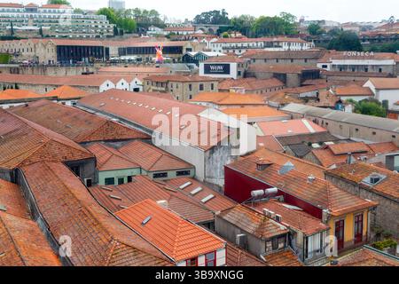 Toits des bâtiments historiques de loges portuaires dans la région de Vila Nova de Gaia, ville de Porto, Portugal, Europe Banque D'Images