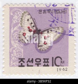 CORÉE DU NORD, RPDC - 1962 mars 13 : timbre-poste multicolore à 10 chon représentant des papillons : Parnassius nomion. Parnassius nomion, le nomion Apollon, est un papillon steppique de la forêt qui se trouve dans l'Oural, l'Altaï, le sud de la Sibérie, l'amour et la région d'Oussuri, la Mongolie, la Chine et la Corée. C'est un membre du genre Apollo des neiges (Parnassius) de la famille de la queue d'aronde (Papilionidae). Les populations varient dans toute son aire de répartition et il y a beaucoup de sous-espèces décrites. L'adulte vole de juillet à mi-août Banque D'Images