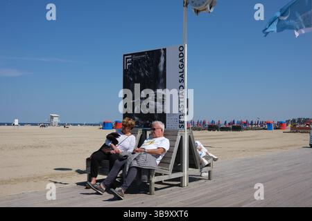 La plage et la promenade à Deauville en France. Banque D'Images