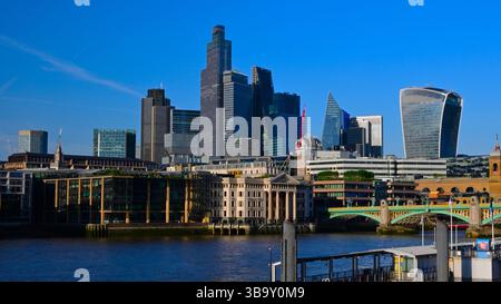 Ville de Londres paysage urbain de l'autre côté de la Tamise à Bankside Jetty montrant Southwark Bridge et le secteur financier de Londres, en plein soleil. Banque D'Images