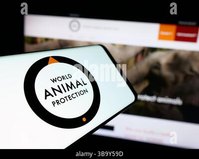 Allemagne. 17 avril 2025. Dans cette illustration photo, un smartphone avec le logo de l'organisation britannique World animal protection est vu sur l'écran devant le site. Crédit : SOPA images Limited/Alamy Live News Banque D'Images