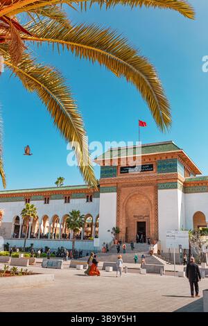 04 mars 2025, Casablanca, Maroc : touristes et habitants marchant devant le Palais de Justice, le principal palais de justice de la ville Banque D'Images