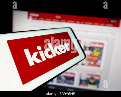 Allemagne. 17 avril 2025. Dans cette illustration photo, un smartphone avec le logo du magazine allemand de football et de sport Kicker est vu sur l'écran en face du site. (Photo timon Schneider/SOPA images/SIPA USA) *** strictement à des fins éditoriales *** crédit : SIPA USA/Alamy Live News Banque D'Images