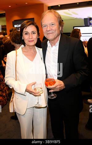 Sandra Maischberger mit Ehemann Samuel Kerhart BEI der 75. Verleihung des Deutschen Filmpreises 2025 im Theater am Potsdamer Platz. Berlin, 09.05.2025 Banque D'Images