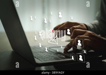 Homme d'affaires utilisant un ordinateur portable pour la communication par e-mail, le marketing numérique et la mise en réseau en ligne avec des icônes de contact. Banque D'Images