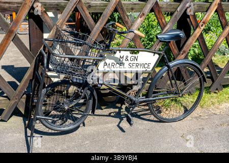 Weybourne, Norfolk, Royaume-Uni – 10 mai 2025. Vélo postal traditionnel à la station Weybourne sur la ligne North Norfolk Railway Poppy Banque D'Images