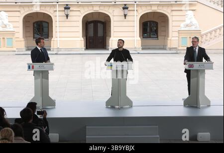 Non exclusif : le président de la France Emmanuel Macron, le président de l'Ukraine Volodymyr Zelenskyy et le premier ministre du Royaume-Uni Keir Starmer (l Banque D'Images