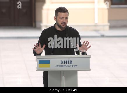 Non exclusif : le président ukrainien Volodymyr Zelenskyy assiste à une conférence de presse conjointe avec la Coalition des dirigeants volontaires après leur rencontre Banque D'Images