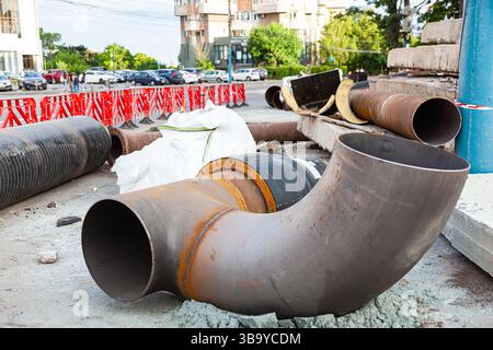 Remplacement des vieux tuyaux de chauffage par des nouveaux souterrains, sur le territoire de la ville. Banque D'Images