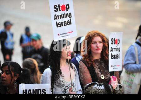 Glasgow, Royaume-Uni. 11 mai 2025 - des manifestants sont vus tenant des pancartes pendant la manifestation. Les manifestants se sont rassemblés devant les marches de la rue Buchannan pour protester contre l'occupation israélienne de la Palestine et le génocide contre les Palestiniens soutenu par l'Occident. Crédit : Eastern Goodwin Media/Alamy Live News Banque D'Images