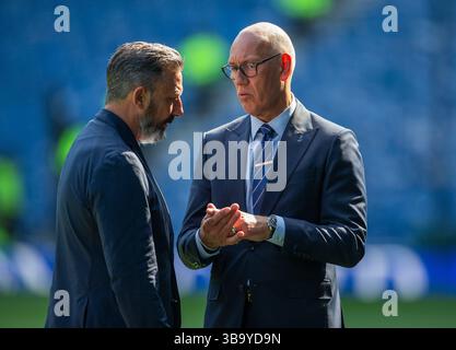 Ibrox Stadium, Glasgow, Royaume-Uni. 11 mai 2025. Scottish Premiership Football, Rangers versus Aberdeen ; le manager de Kilmarnock, Derek McInnes, discute avec Mark Hateley Credit : action plus Sports/Alamy Live News Banque D'Images