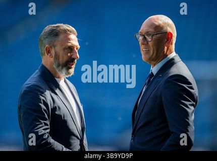 Ibrox Stadium, Glasgow, Royaume-Uni. 11 mai 2025. Scottish Premiership Football, Rangers versus Aberdeen ; le manager de Kilmarnock, Derek McInnes, discute avec Mark Hateley Credit : action plus Sports/Alamy Live News Banque D'Images
