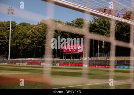 Cologne, Allemagne. 11 mai 2025. Cologne, Allemagne, 11 mai 2025 Tableau de bord dans le stade avant le match, vue à travers le but lors du match Google Pixel Frauen-Bundesliga entre le 1.FC Koln et turbine Potsdam au Franz-Kremer-Stadion, à Cologne, en Allemagne. (Gabor Baumgarten/SPP) crédit : SPP Sport Press photo. /Alamy Live News Banque D'Images