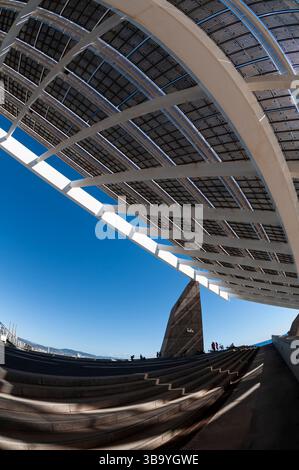 La pergola photovoltaïque géante emblématique du Parc Forum, conçue par Elías Torres y Martínez Lapeña, Barcelone, quartier Sant Martí, Espagne Banque D'Images