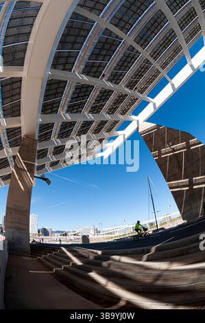 La pergola photovoltaïque géante emblématique du Parc Forum, conçue par Elías Torres y Martínez Lapeña, Barcelone, quartier Sant Martí, Espagne Banque D'Images