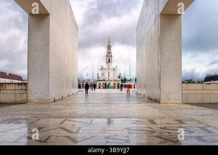 La basilique de notre-Dame du Rosaire vue de l'entrée de la basilique de la Sainte Trinité à Fatima, Portugal. Banque D'Images