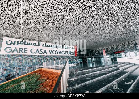05 mars 2025, Casablanca, Maroc : architecture moderne de la gare Casa voyageurs avec plafond à motifs et mur carrelé Banque D'Images