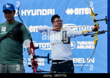 Shanghai, Chine. 11 mai 2025. Kim Woojin (à droite) de Corée du Sud participe à la compétition masculine Recurve à Shanghai 2025 Coupe du monde de tir à l'arc étape 2 à Shanghai, dans l'est de la Chine, le 11 mai 2025. Crédit : Wang Xiang/Xinhua/Alamy Live News Banque D'Images