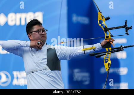 Shanghai, Chine. 11 mai 2025. Kim Woojin, de Corée du Sud, participe à la compétition masculine de Recurve à Shanghai 2025 Coupe du monde de tir à l'arc étape 2 à Shanghai, dans l'est de la Chine, le 11 mai 2025. Crédit : Wang Xiang/Xinhua/Alamy Live News Banque D'Images