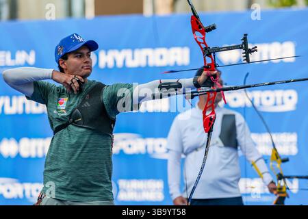 Shanghai, Chine. 11 mai 2025. L'Italien Matias Grande participe à la compétition masculine Recurve à Shanghai 2025 Coupe du monde de tir à l'arc étape 2 à Shanghai, dans l'est de la Chine, le 11 mai 2025. Crédit : Wang Xiang/Xinhua/Alamy Live News Banque D'Images