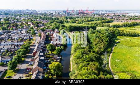 Vue sur le canal de Leeds Liverpool entre Litherland et Waterloo le 11 mai 2025. Banque D'Images