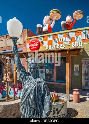Statue de la liberté, Root Beer Family figure sur le dessus du restaurant Sparkys, Peacock Mercantile Building, 1926, dans le village de Hatch, Nouveau-Mexique, États-Unis Banque D'Images
