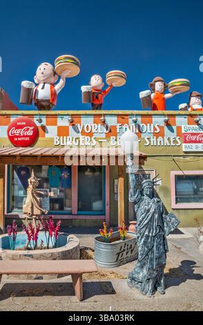 Statue de la liberté, Root Beer Family figure sur le dessus du restaurant Sparkys, Peacock Mercantile Building, 1926, dans le village de Hatch, Nouveau-Mexique, États-Unis Banque D'Images