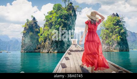 Découvrez la beauté à couper le souffle des paysages légendaires de Thaïlande lors de nos visites exclusives ! Cette image captivante met en valeur un voyageur dans un style élégant Banque D'Images