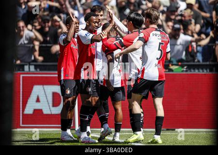 ROTTERDAM - (g-d) Givairo Read de Feyenoord, Antoni Milambo de Feyenoord, Jakub Moder de Feyenoord, Gijs Smal de Feyenoord célèbrent le 2-0 lors du match néerlandais Eredivisie entre Feyenoord et PSV au Feyenoord Stadion de Kuip le 11 mai 2025 à Rotterdam, pays-Bas. ANP BART STOUTJESDIJK Banque D'Images