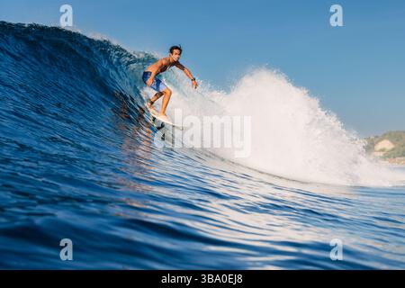 10 mai 2019. Bali, Indonésie. Surfeur monte sur une planche de surf à baril wave. Surf professionnel dans l'océan Banque D'Images