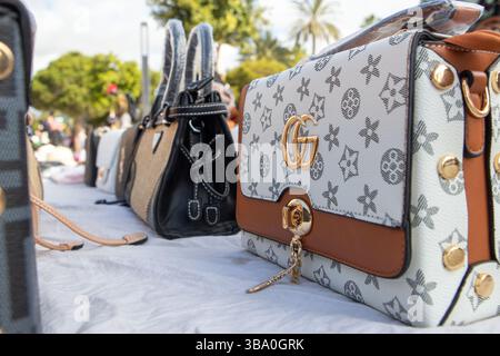 Faux sacs à main de luxe marchandises en vente contrefaçons faux sacs à main design rue touristique à Palma de Majorque Espagne Banque D'Images