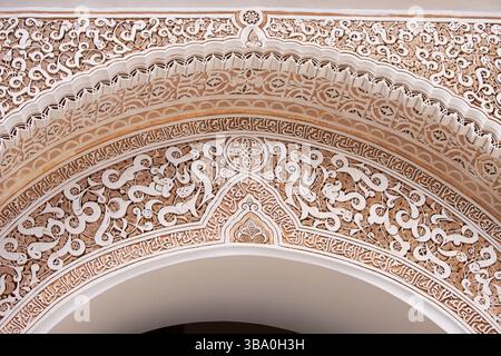 Arche mauresque magnifiquement conservée présentant une calligraphie islamique complexe et des décorations en stuc arabesque dans un bâtiment historique Banque D'Images