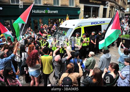 Glasgow, Royaume-Uni. 11 mai 2025 - un aperçu de l'impasse entre les manifestants et la police Ecosse. Les manifestants se sont rassemblés devant les marches de la rue Buchannan pour protester contre les groupes d'extrême droite qui soutiennent Israël. Crédit : Eastern Goodwin Media/Alamy Live News Banque D'Images