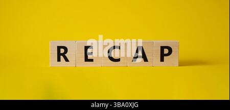 Symbole récapitulatif. Cubes en bois avec le mot Recap. Beau fond jaune. Récapitulez le concept. Copier l'espace. Banque D'Images