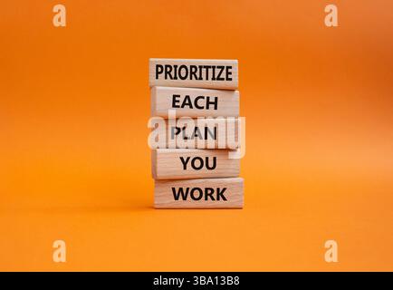 Priorité, plan et symbole de travail. Des blocs de bois avec des mots donnent la priorité à chaque plan que vous travaillez. Beau fond orange. Et prioriser chaque plan Banque D'Images