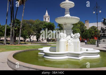 Vue de la fontaine d'eau sur la Plaza 25 de Mayo de Corrientes Capital, avec l'imposante église de notre-Dame de la Miséricorde s'élevant en arrière-plan, encadré b Banque D'Images