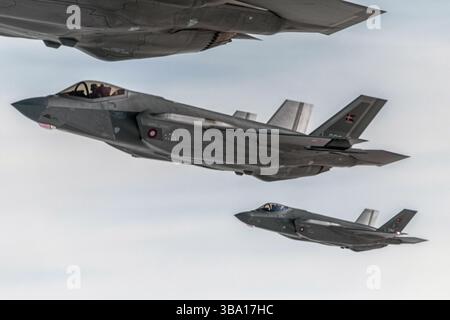 Les chasseurs F-35 Lightning II de la Royal Danish Air Force volent en formation lors de l'exercice Ramstein Flag 25. Avec plus de 90 avions de 15 OTAN tous Banque D'Images