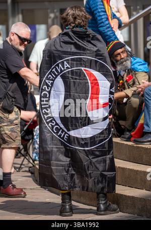 Glasgow, Écosse, Royaume-Uni. 11 mai 2025. Des manifestants pro-palestiniens se rassemblent devant la Royal concert Hall pour s'opposer à une réunion des "amis d'Israël de Glasgow" qui se tient à l'intérieur. Au cours de la manifestation, un organisateur a été arrêté, augmentant les tensions entre la police et les manifestants avant d'être finalement désarrêté et libéré. Crédit : Richard Gass/Alamy Live News Banque D'Images