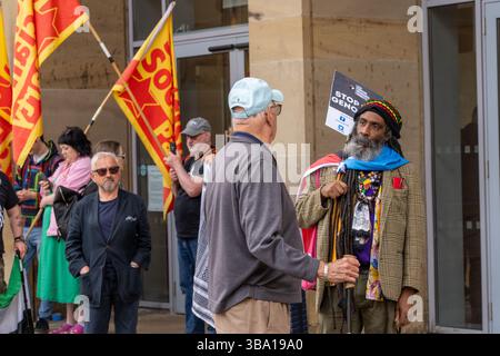 Glasgow, Écosse, Royaume-Uni. 11 mai 2025. Des manifestants pro-palestiniens se rassemblent devant la Royal concert Hall pour s'opposer à une réunion des "amis d'Israël de Glasgow" qui se tient à l'intérieur. Au cours de la manifestation, un organisateur a été arrêté, augmentant les tensions entre la police et les manifestants avant d'être finalement désarrêté et libéré. Crédit : Richard Gass/Alamy Live News Banque D'Images