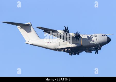 Un avion de transport Airbus A400M Atlas de la Royal Air Force britannique, numéro de série ZM417, survolant les îles Falkland. Banque D'Images
