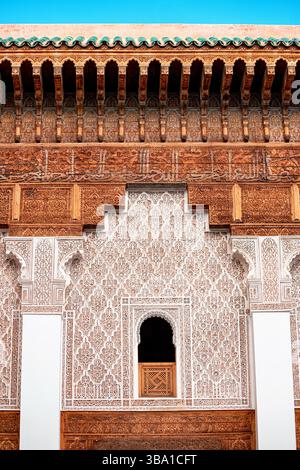 Façade ornée d'une madrasa Ben Youssef, mettant en valeur l'art marocain traditionnel avec des sculptures détaillées, des motifs géométriques Banque D'Images