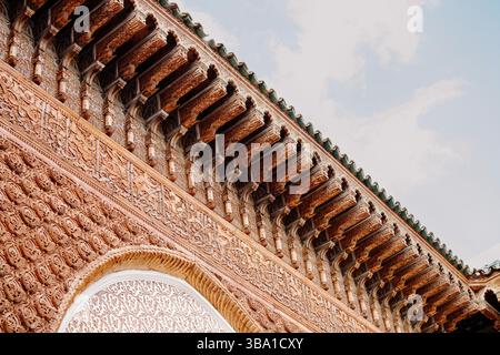 Architecture marocaine traditionnelle présentant un artisanat détaillé et des sculptures en stuc ornées à l'extérieur de Ben Youssef Medersa à Marrakech Banque D'Images