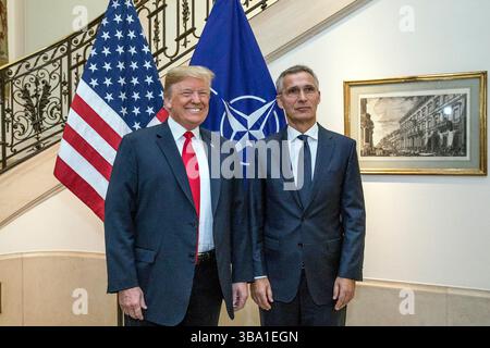 De gauche à droite : le président AMÉRICAIN Donald Trump avec le secrétaire général de l’OTAN, Jens Stoltenberg Banque D'Images